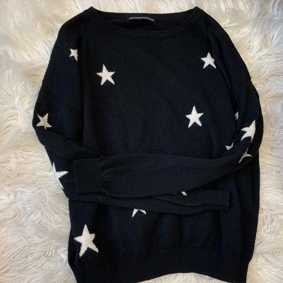 SOLD Brandy Melville Alanis Star Sweater - Picture 3 of 4